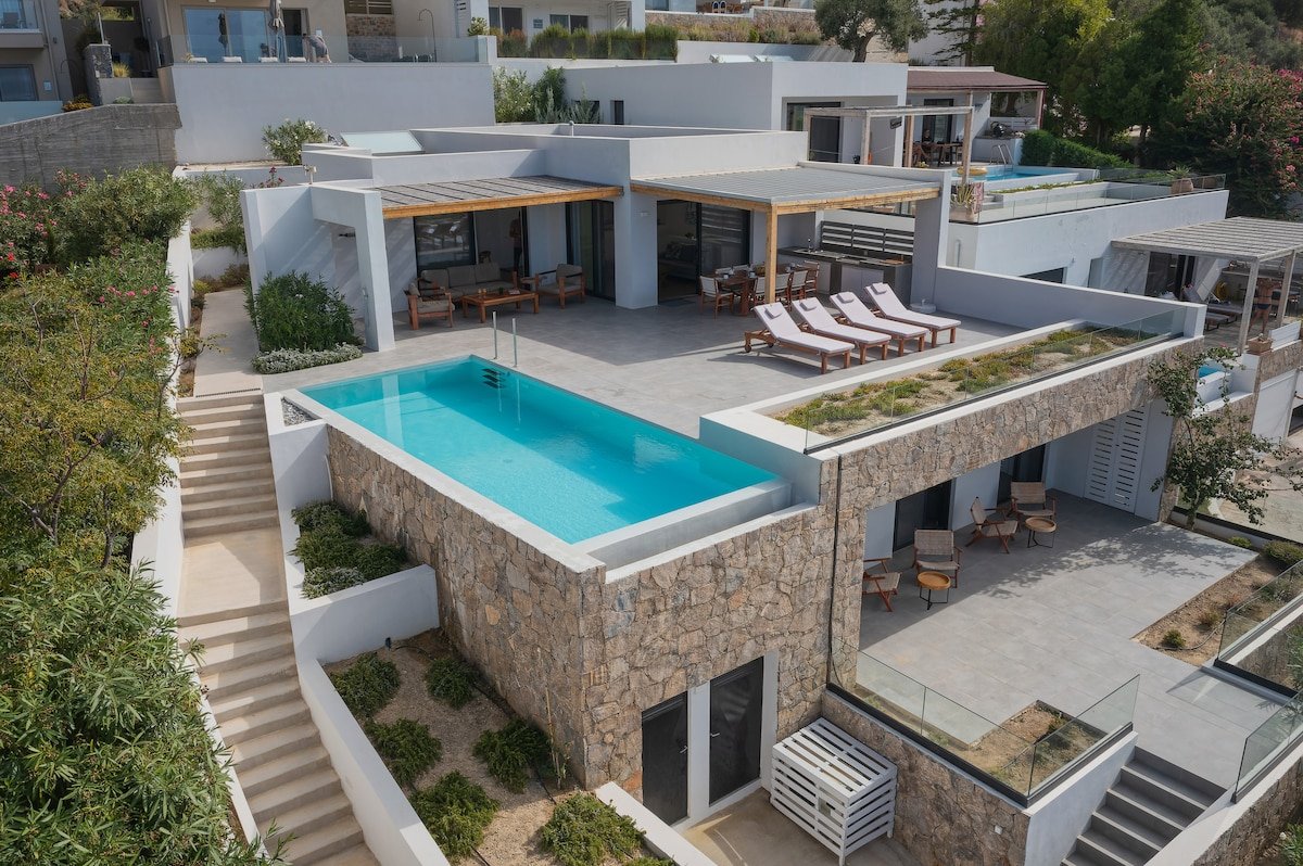 Villa Alina, Plakias w/ infinity pool & seaview gallery image 3