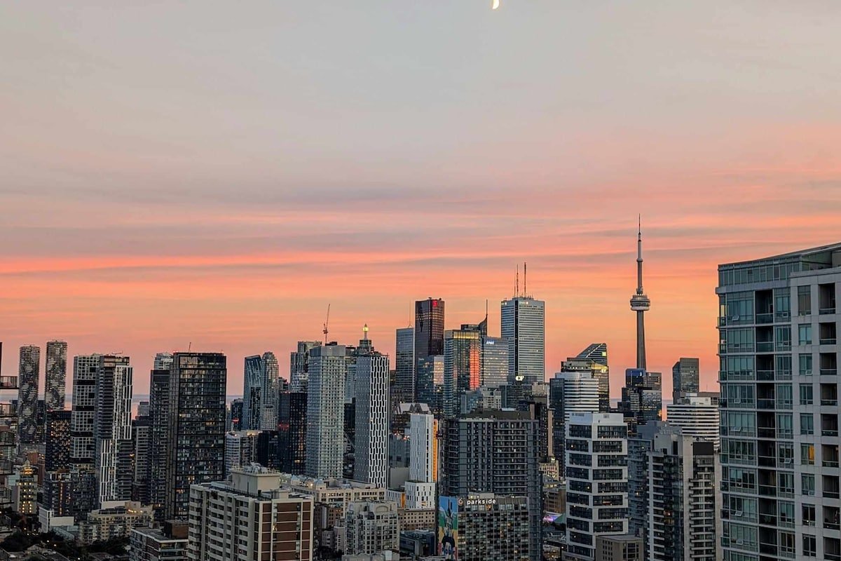 Penthouse * Rare * Stunning Views * 2500 sq ft gallery image 5