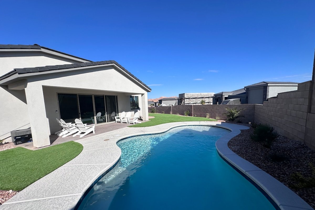 4BR Oasis • Heated Pool • Spa • Casinos & Golf! gallery image 2