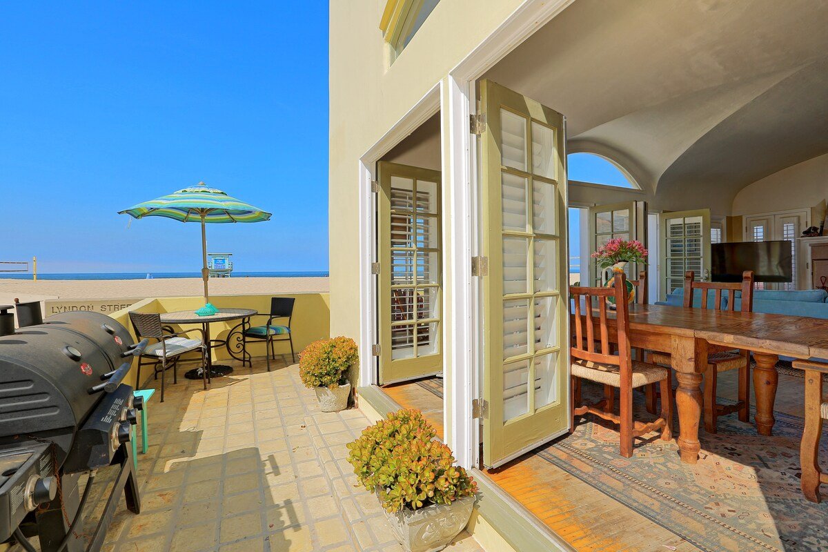 Beachfront, Roof Deck & Well-Stocked w/ Views! gallery image 5