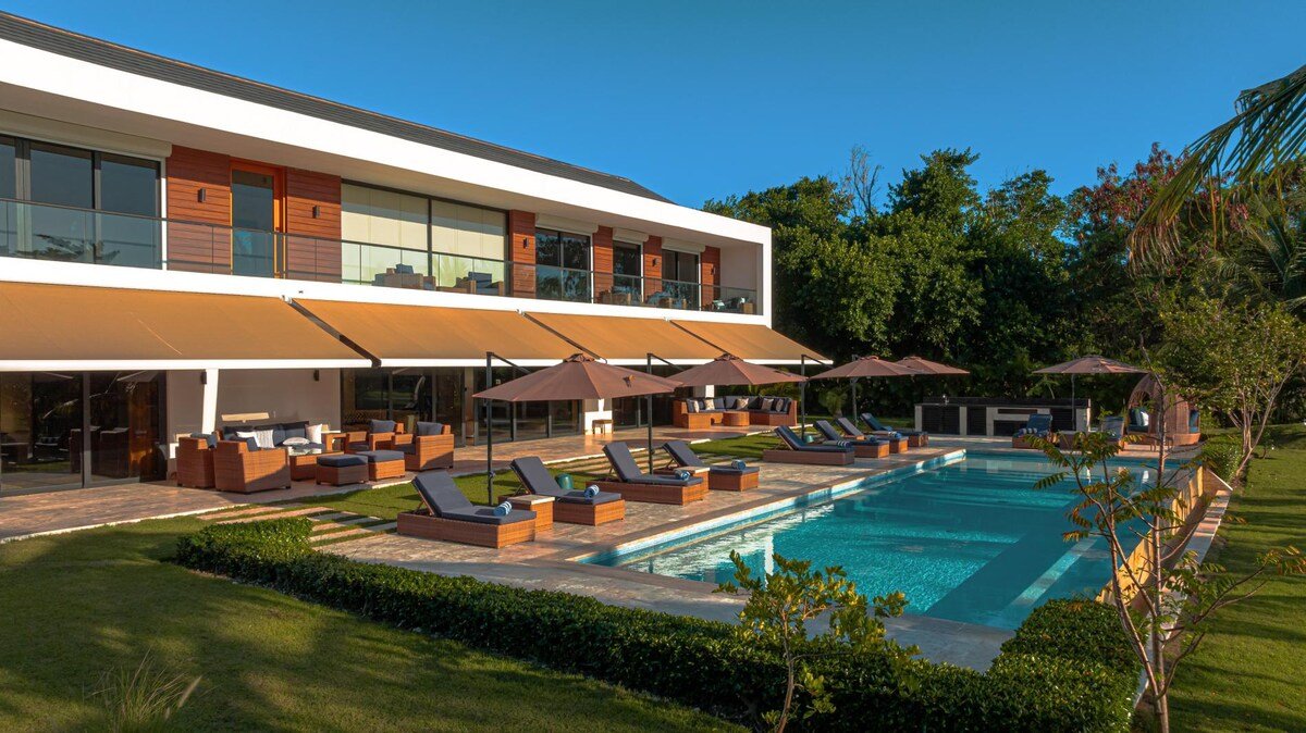 Large modern villa w/ staff close to beach & golf gallery image 2