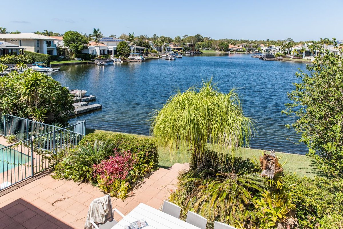 The Waterfront – 4-bedroom waterfront home + pool