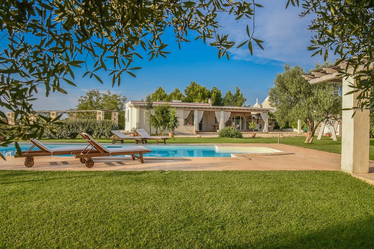 Borgo Colmoni with Trullo and pool relax gallery image 3