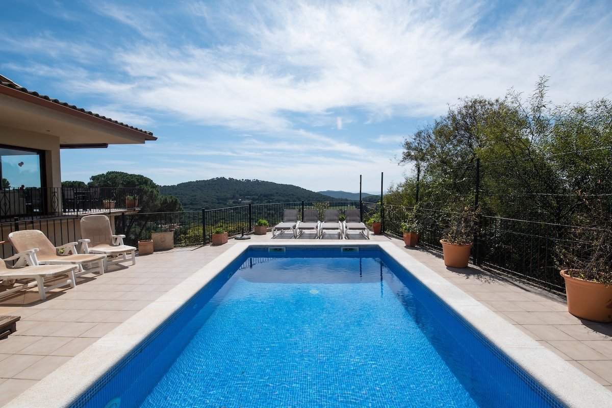 Luxury villa. Pool heating, wifi, aircon sleeps 6 gallery image 2