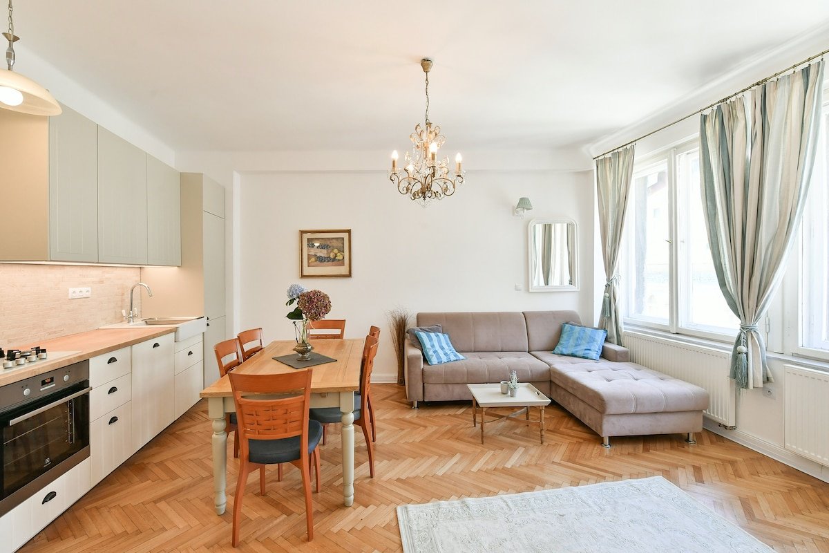 Luxury 3bedroom 2baths Apartment by OldTown Square gallery image 5