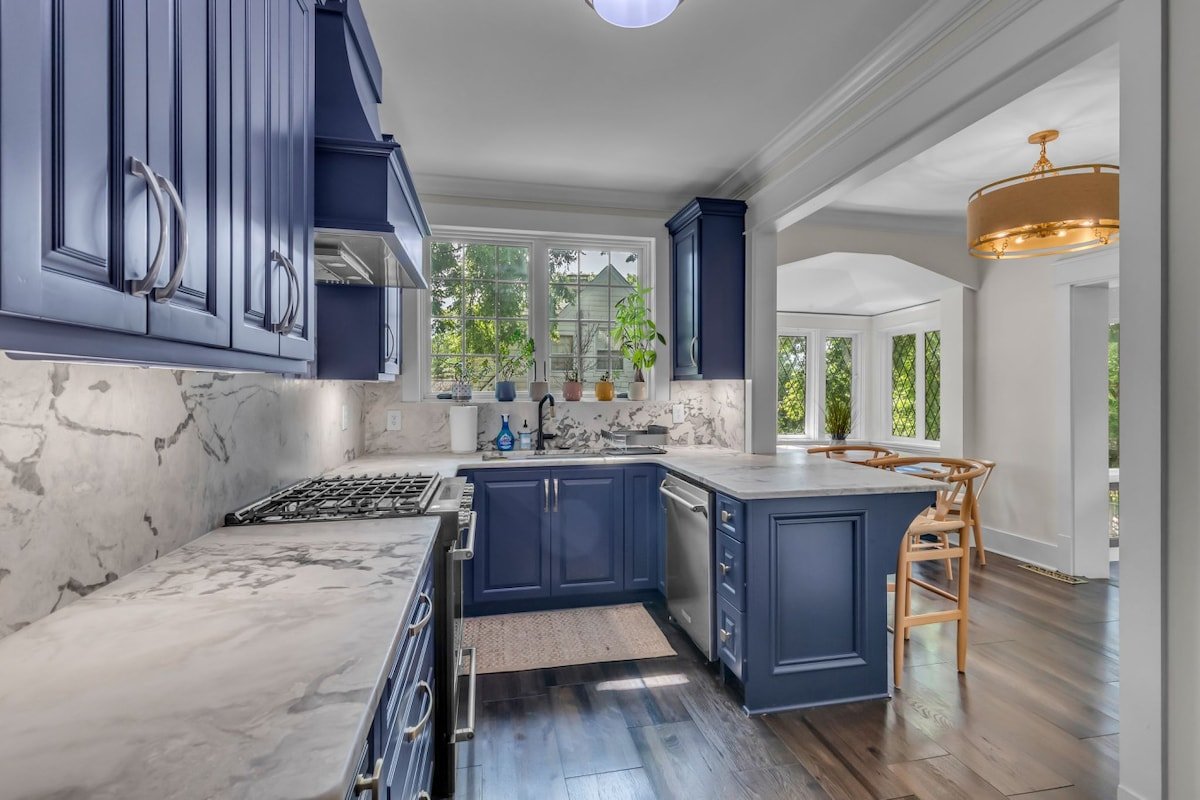 9 Bedroom 7 1/2 Bath 5000 square feet (15 beds) gallery image 4