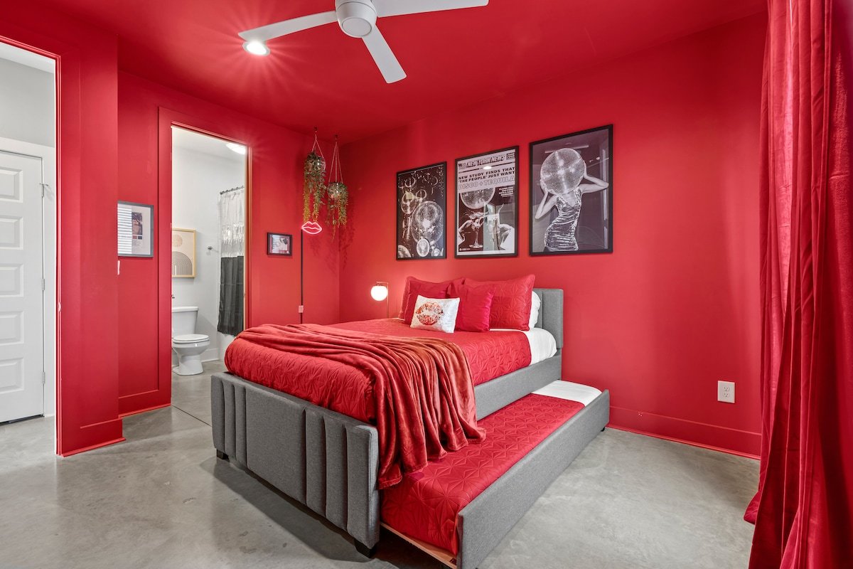 Spacious Group Getaway: Rooftop Deck & Hot Tub! gallery image 5