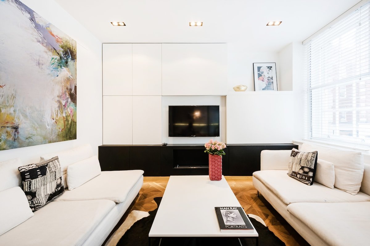 SOPHISTICATED BOUTIQUE APARTMENT gallery image 2