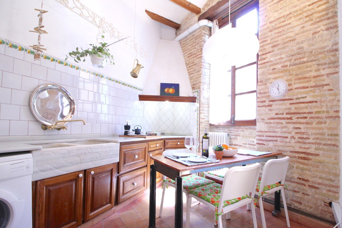 Classic Old Town apartment Valencia gallery image 4