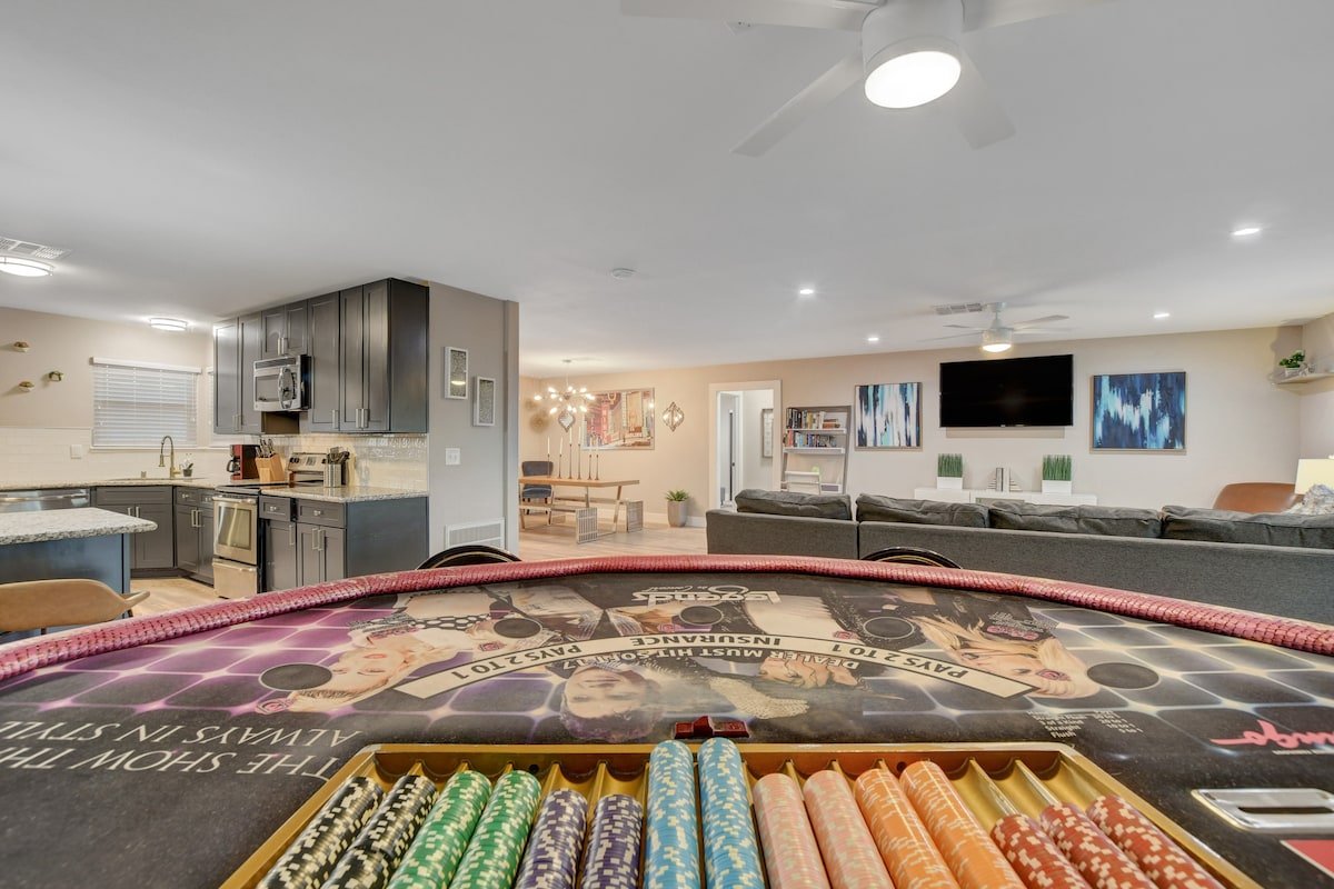 Close to Strip! Pool | Spa | Roulette Table | Golf gallery image 5