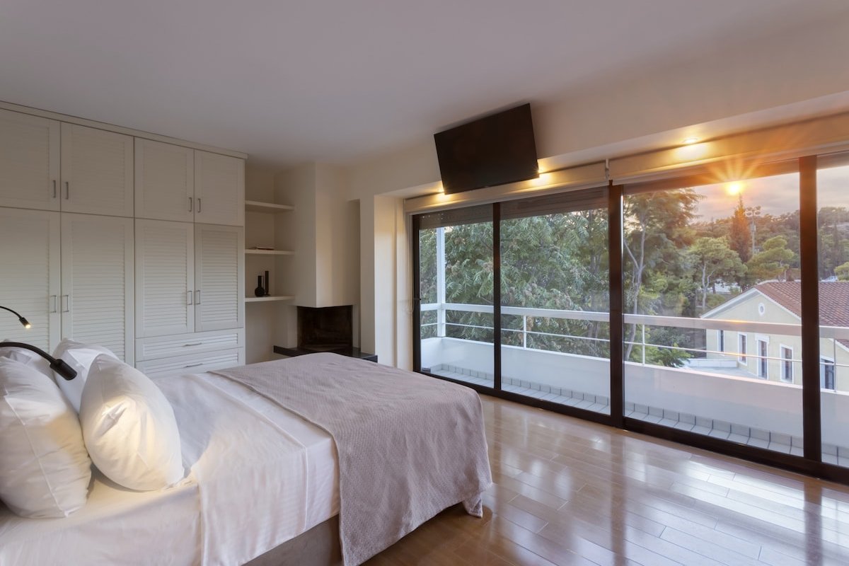 Spacious 3bdr Townhouse with Monumental View gallery image 5