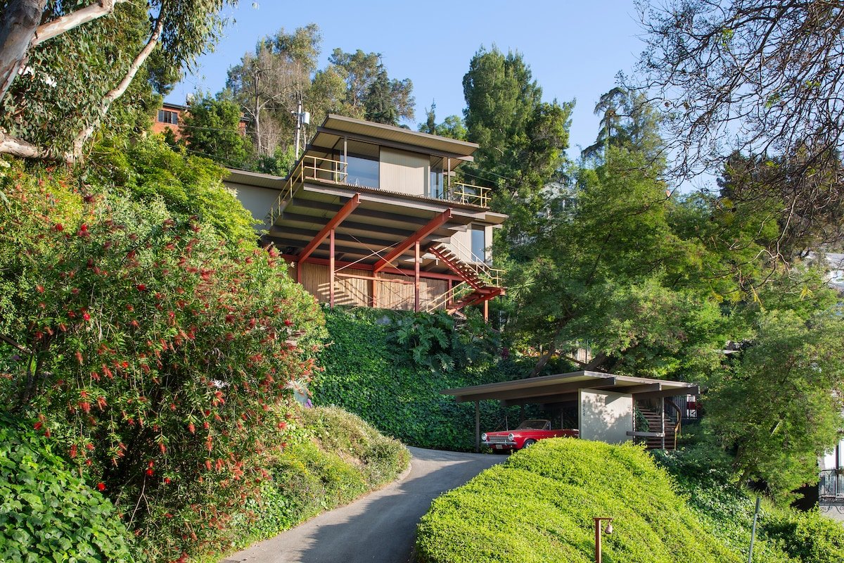 The Milky Way Modern Urban Retreat gallery image 4