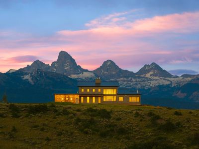 Basecamp Stays: Lux Retreat, Epic Views, & Hot Tub