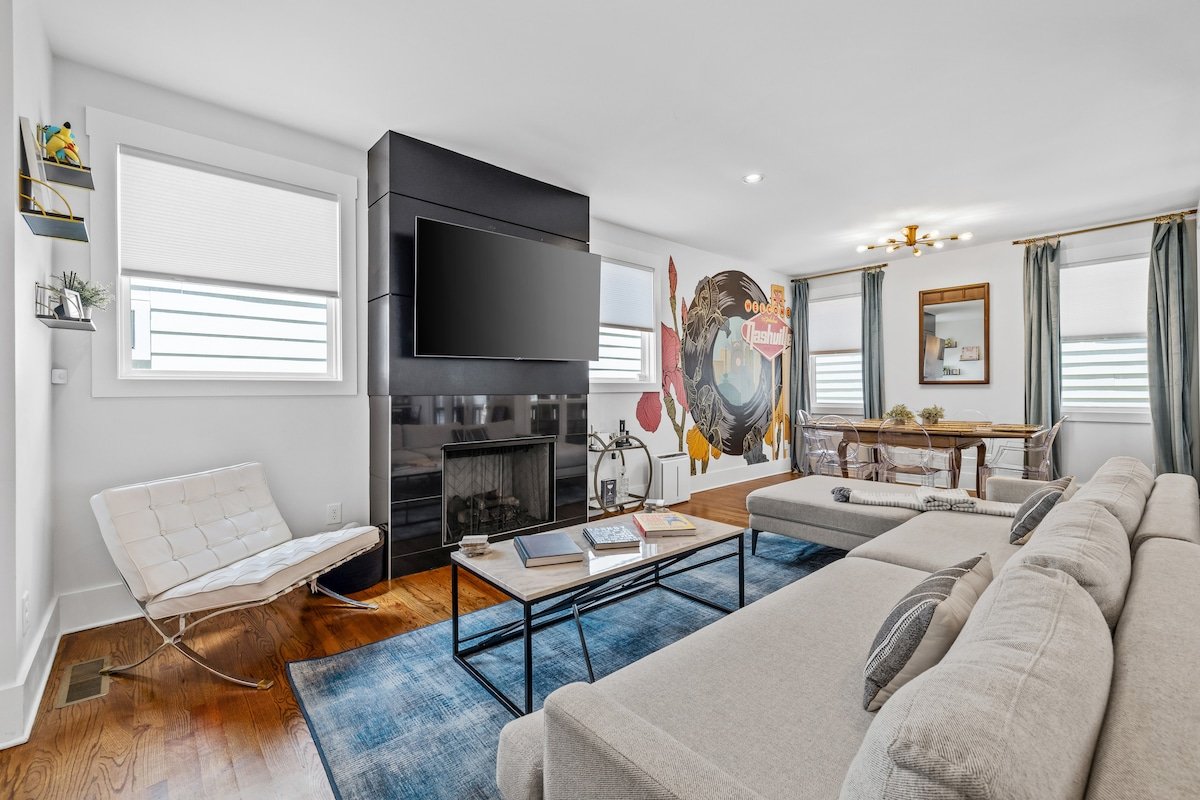 Modern Downtown Music City Home gallery image 3