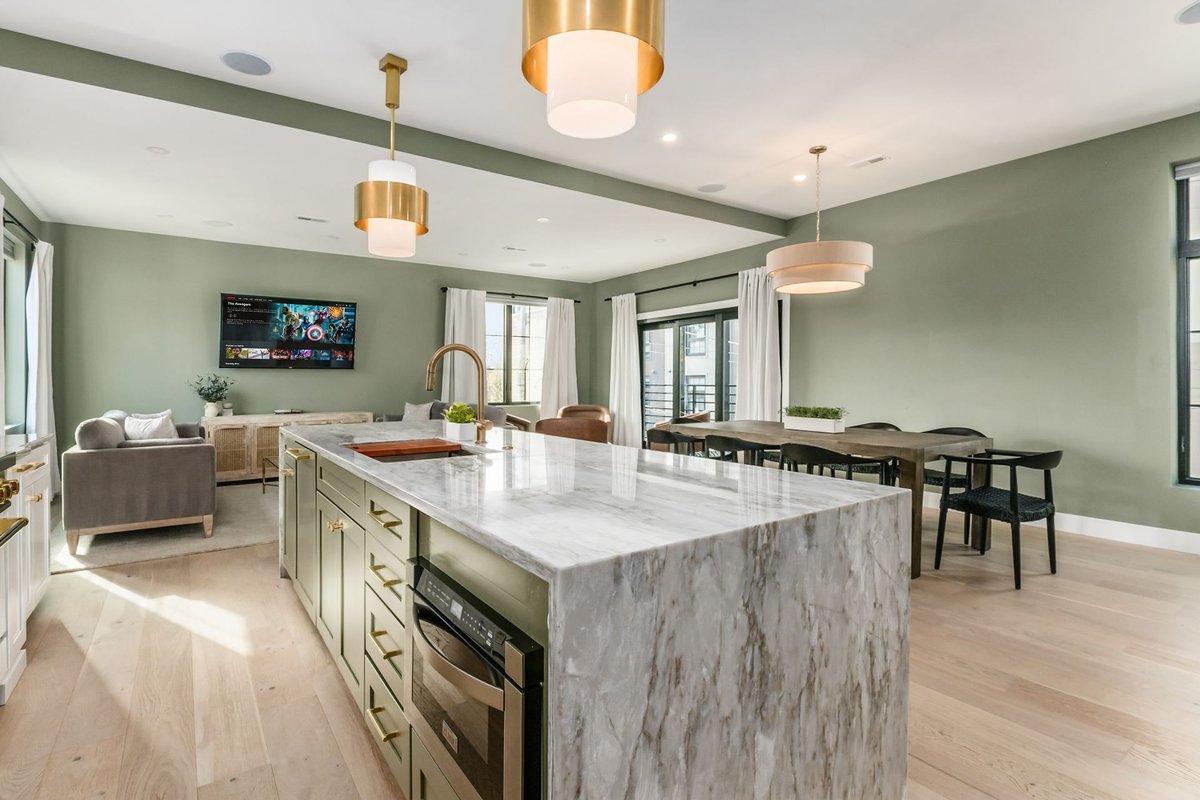 High-End New Build w/ City Views