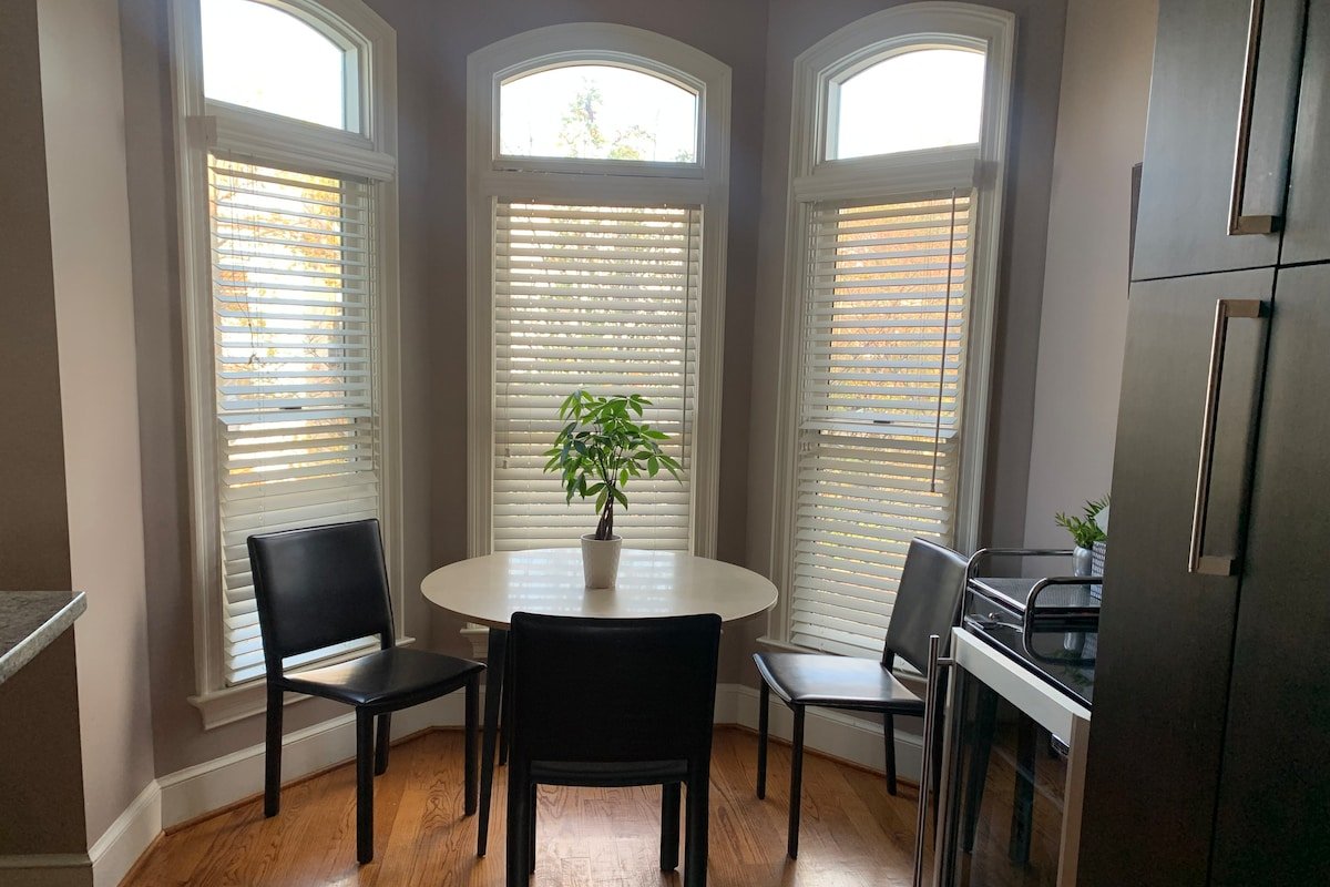 Rowhouse in the Heart of Capitol Hill gallery image 4