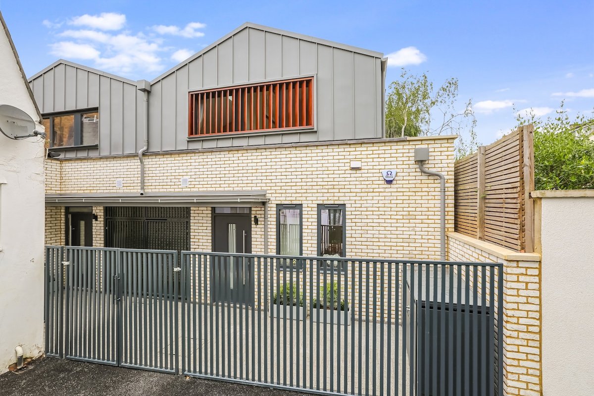 Elegant & Stylish Brand New 3 Bed Retreat gallery image 5