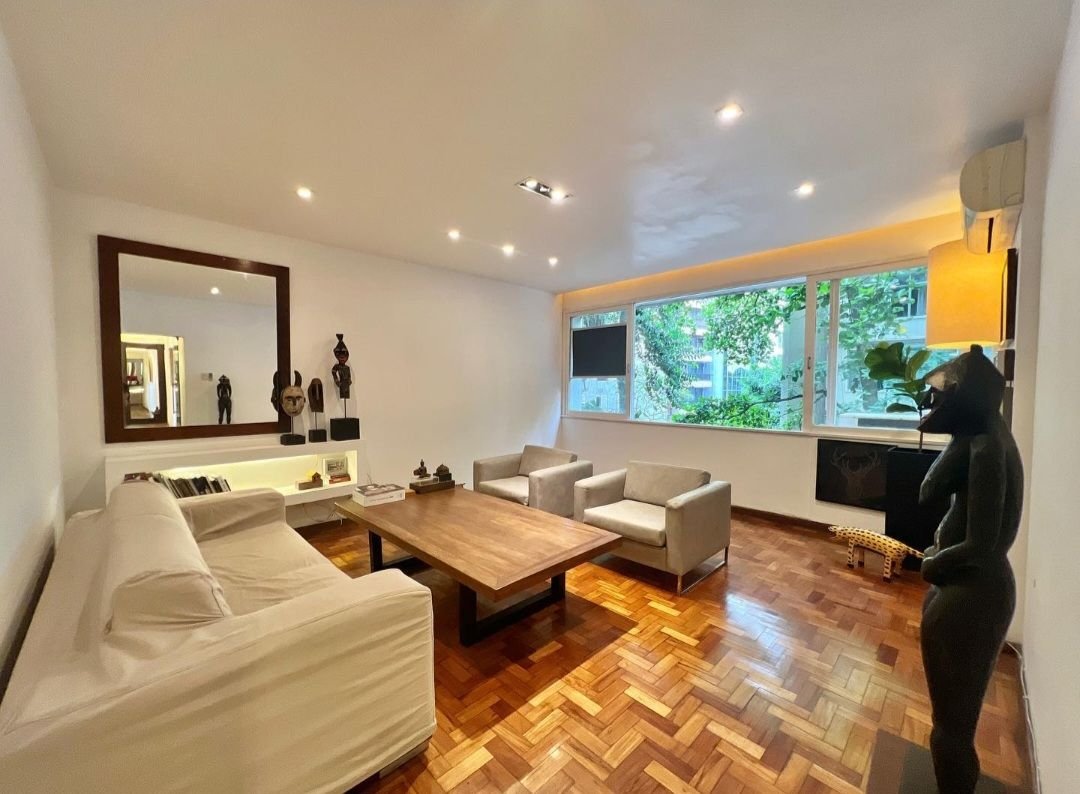 Ao lado do metrô prox da praia