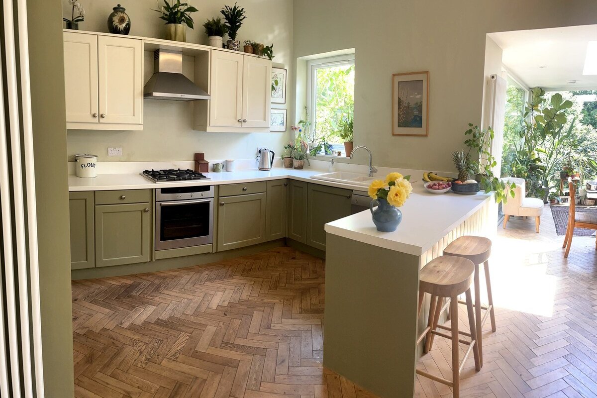 Charming Victorian riverside cottage. Parking gallery image 3