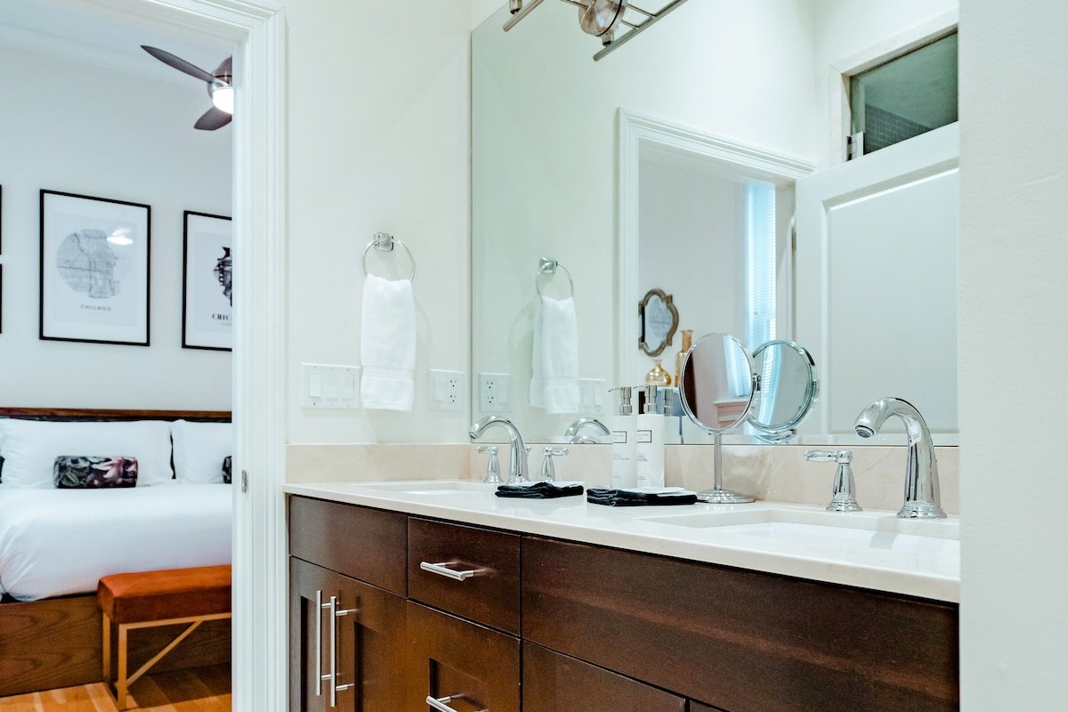 Chic 3BD/2BA Suite w/ Full Kitchen & Washer/Dryer gallery image 5