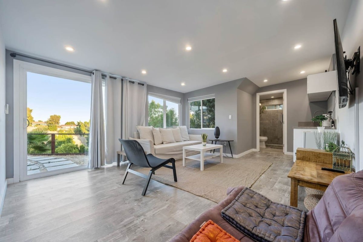 ৎ୭Middlebury Heightsৎ୭heated poolJacuzi games&more gallery image 5