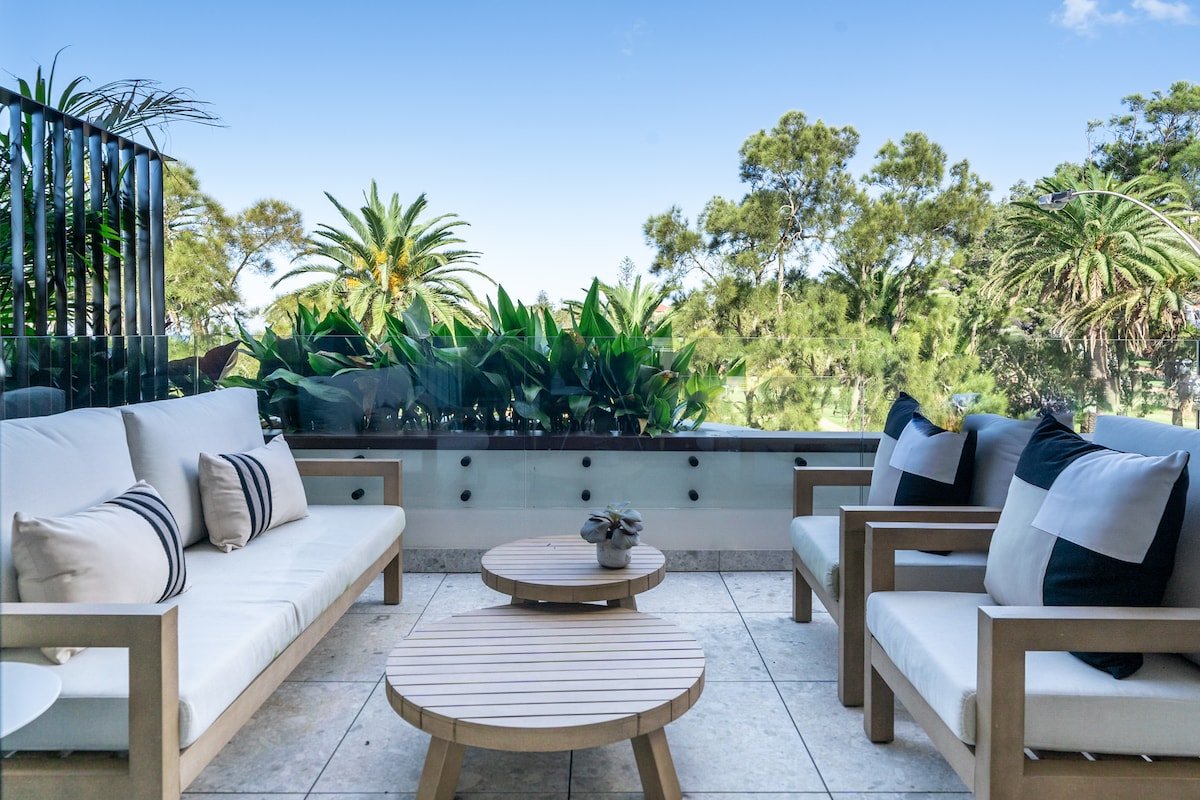 Luxurious penthouse-park, Golf Course, ocean views gallery image 4