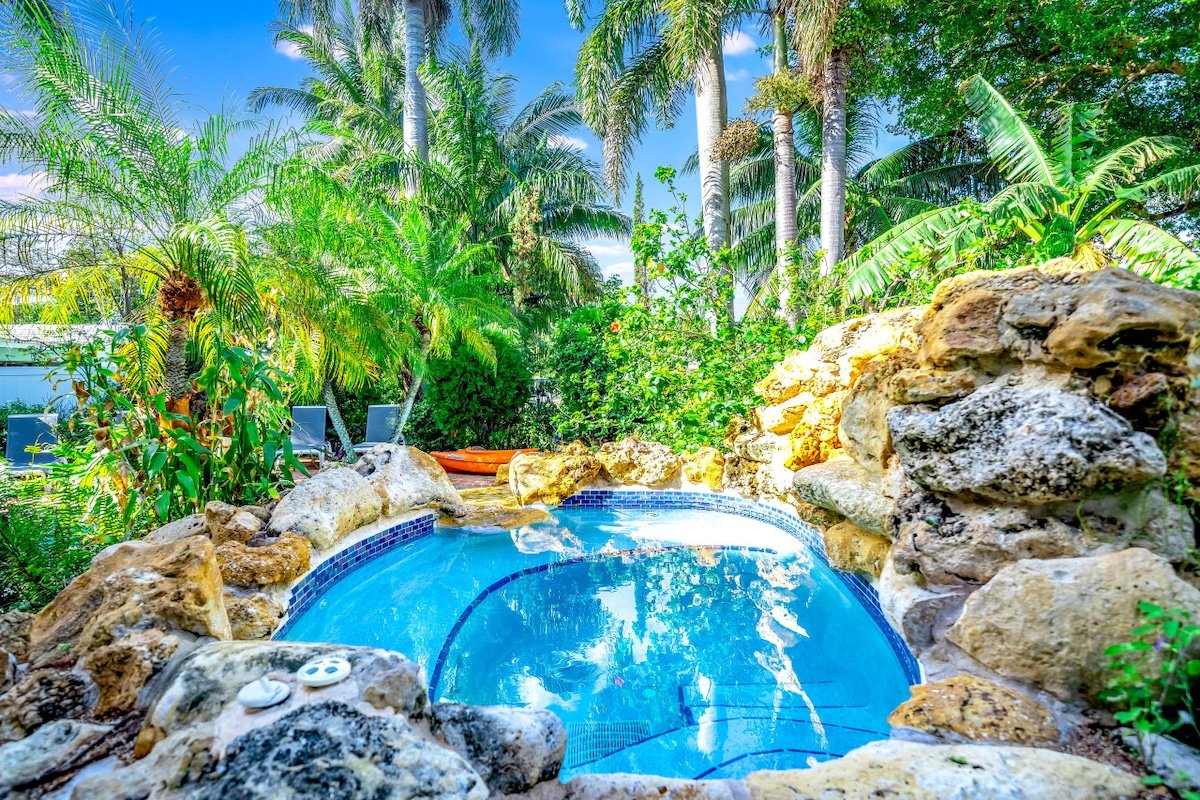 Waterfront Mansion! Heated Pool+Hot Tub! Kayak! gallery image 4