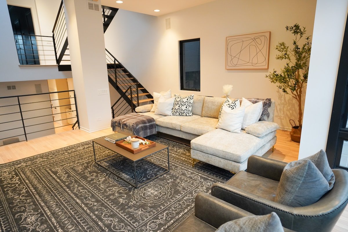 Modern Mega Home in Bucktown – Sleeps 21 gallery image 5