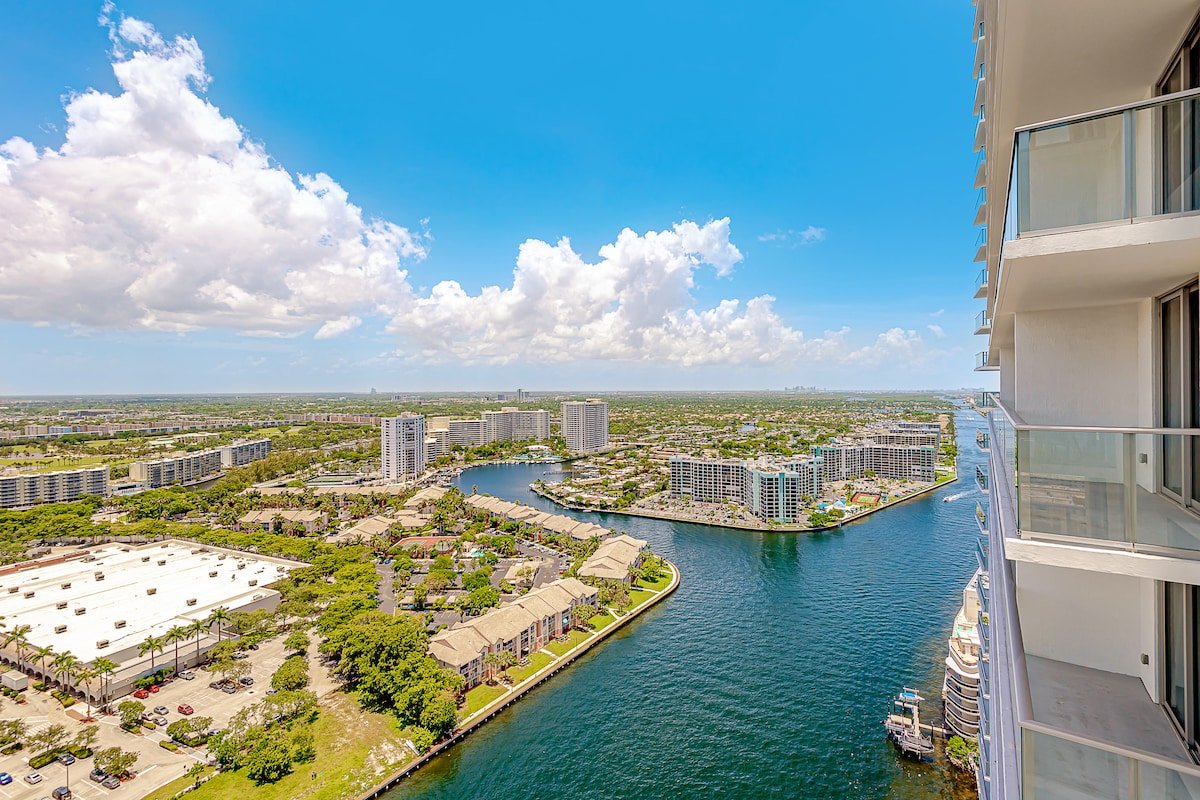 Stunning Luxury Waterview Condo in Hollywood #1708 gallery image 3