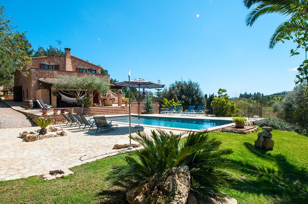 Big house with swimming pool gallery image 3