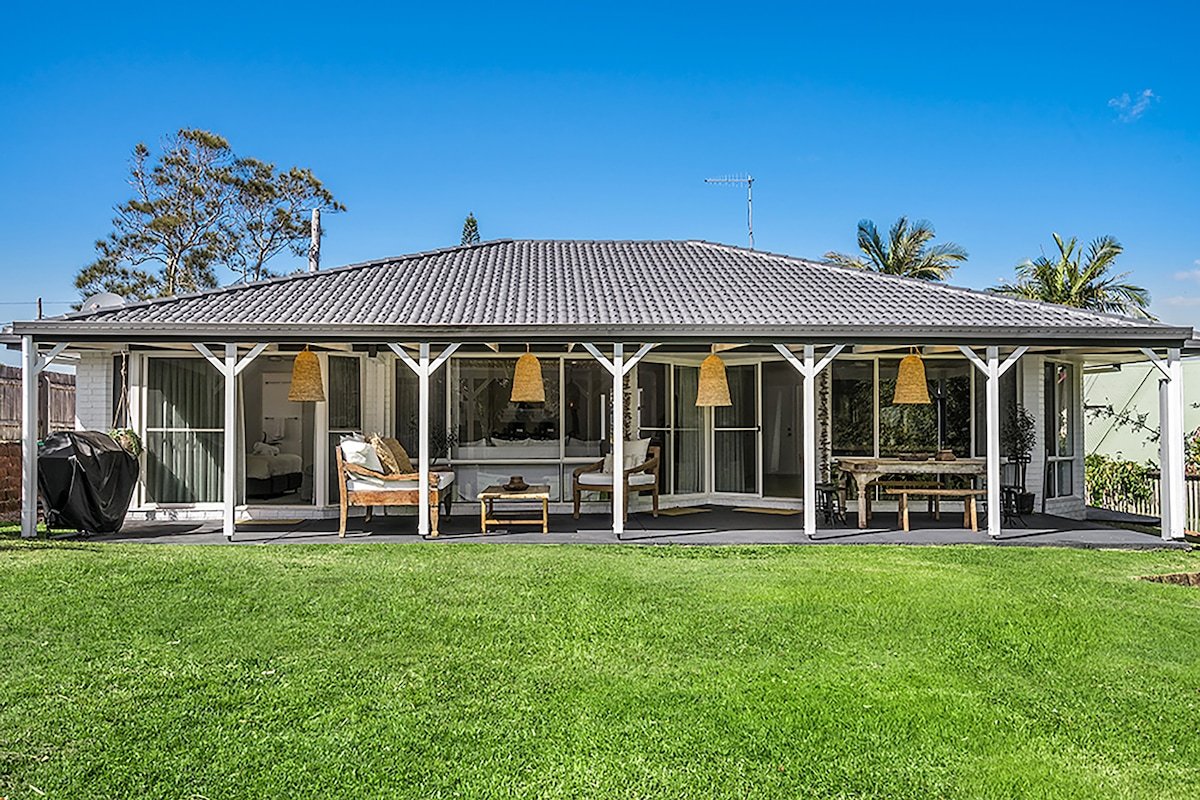 LILY HOUSE *WALK TO TOWN* GORGEOUS HOT SWIM SPA gallery image 2