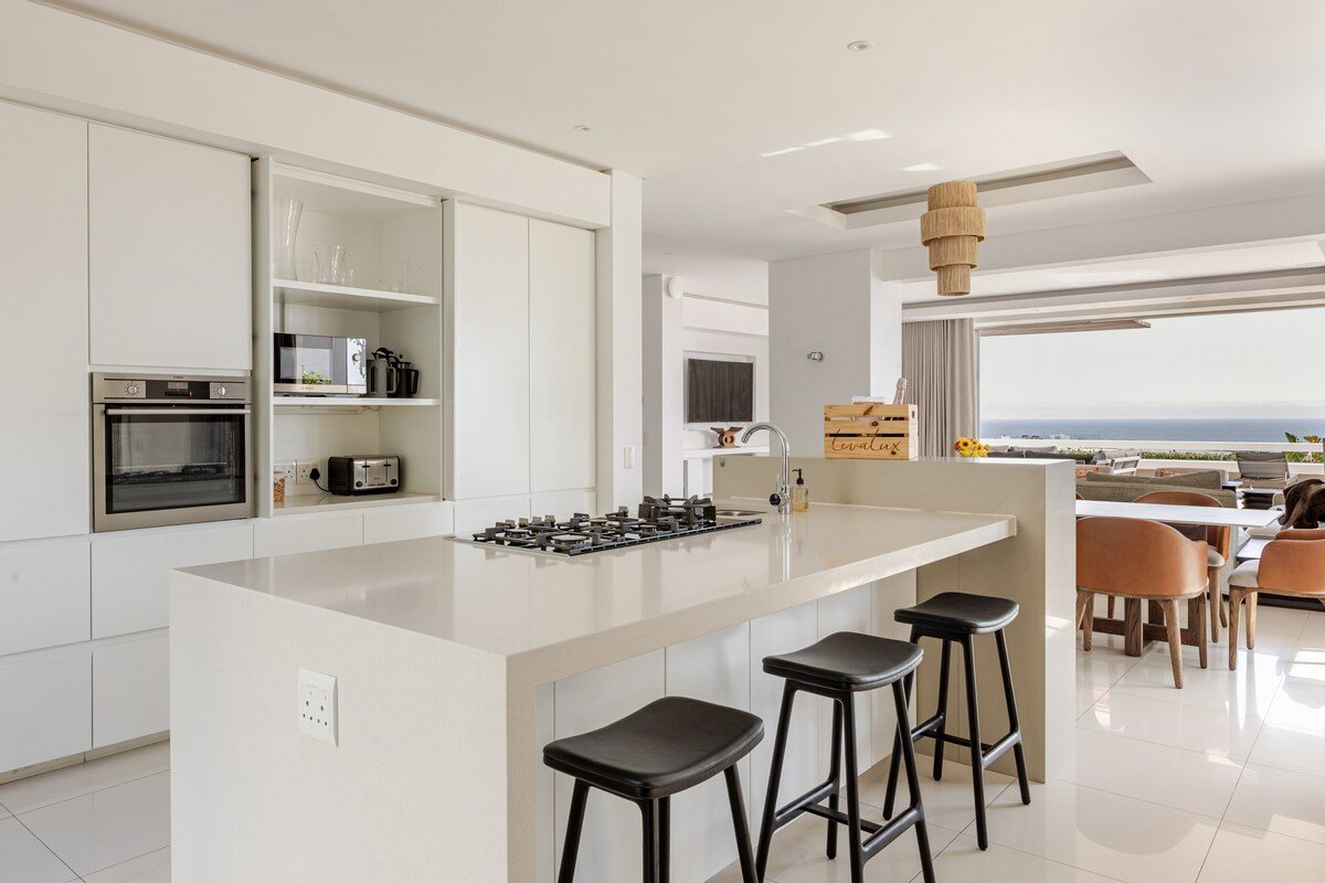 Spacious Villa with Stunning Views: Your Paradise gallery image 2