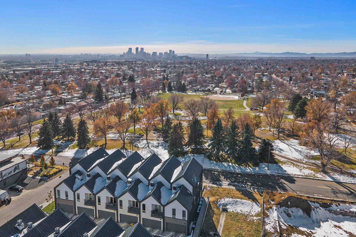 New Urban Oasis – with covered deck and workspace! gallery image 4