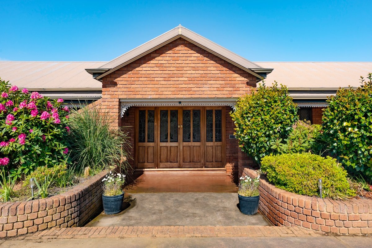 Prestigious Expansive Home with Almost Everything gallery image 4