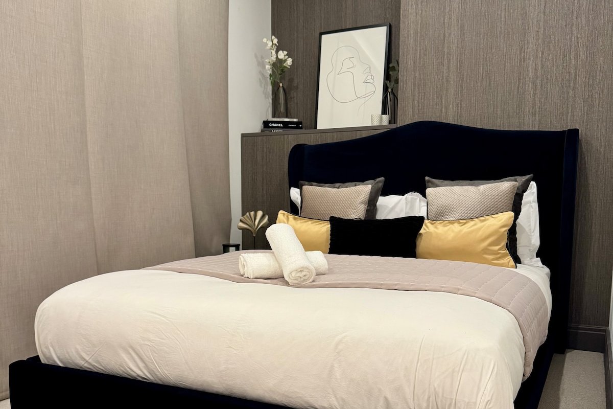 Chambers Residence 5* Luxury | 2BR | Dual Aspect gallery image 2