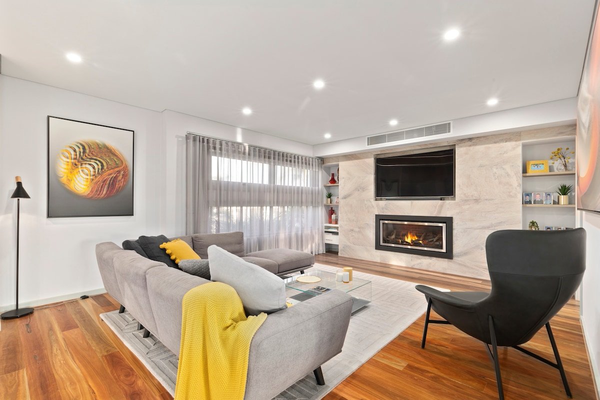 Unrivaled 4-Storey Waterfront Home 5 BDR 3.5 BTH gallery image 5