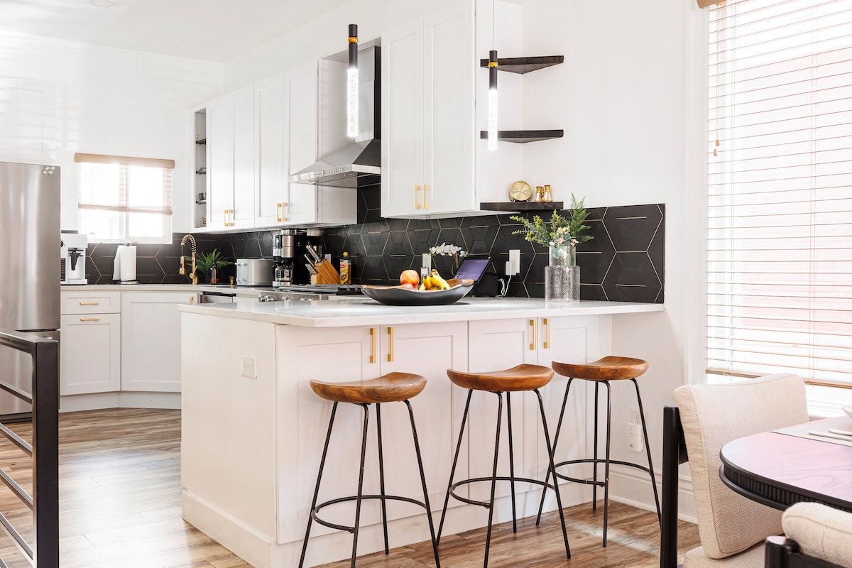 Lux 4BDRM/5BD in DT Denver – Fully Stocked gallery image 4