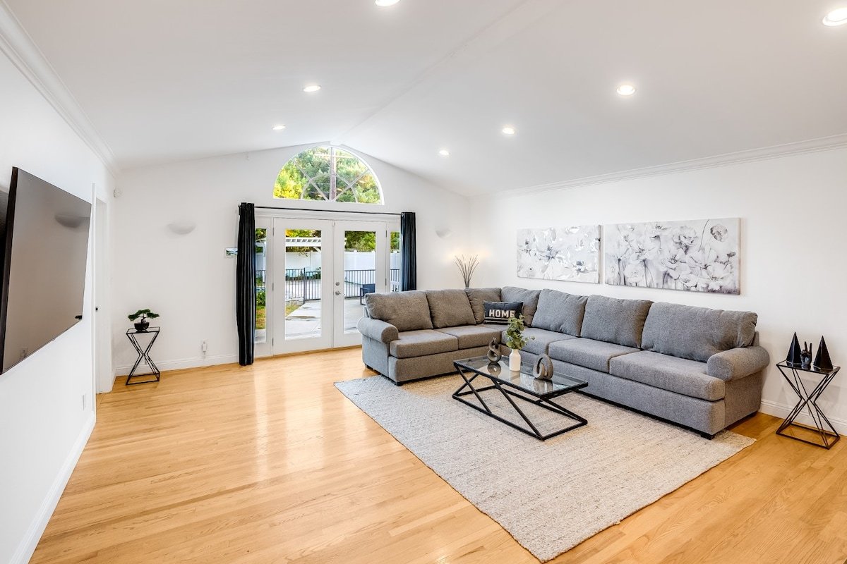 Prime location house w/pool 7 mins from Universal gallery image 5