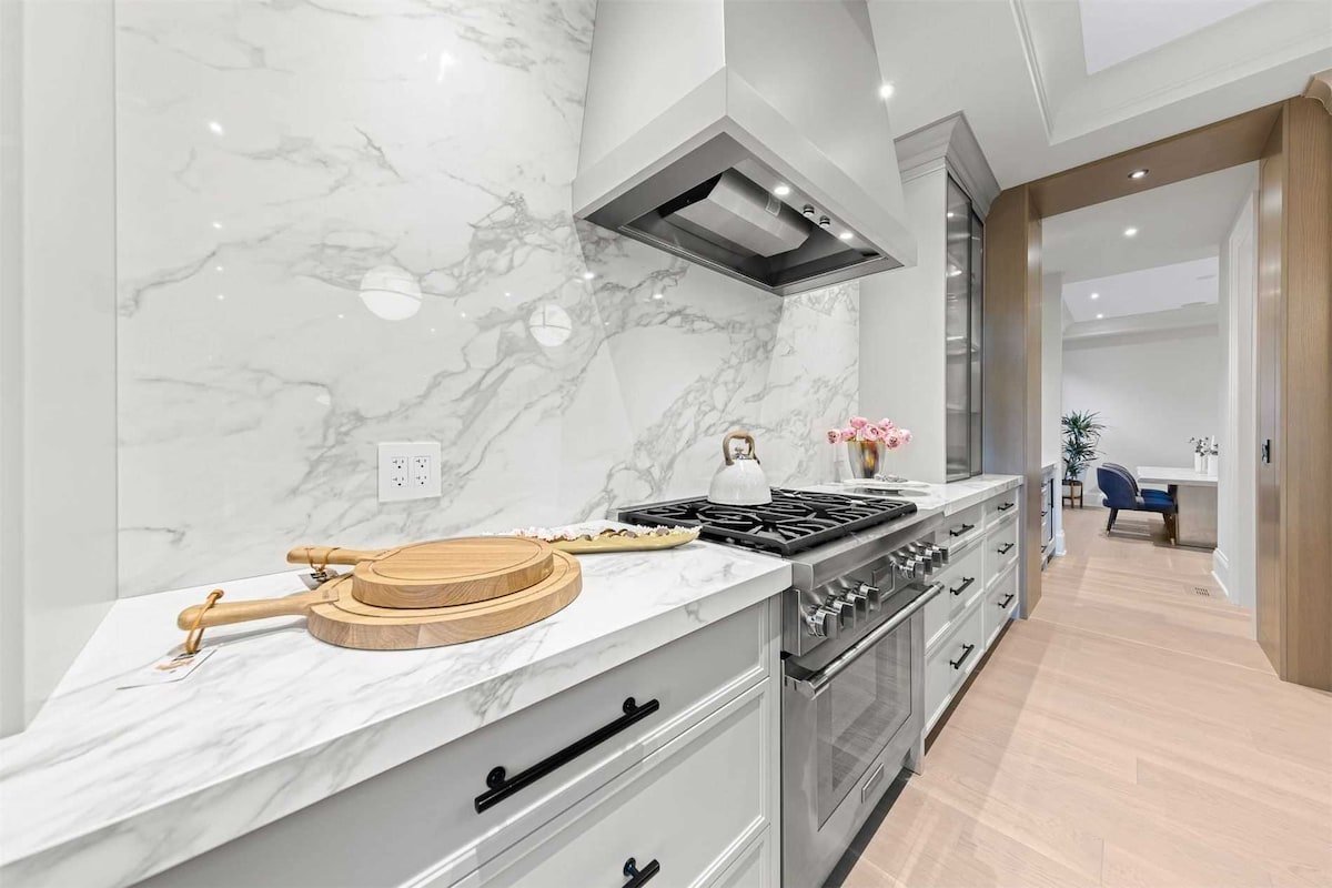 Custom Built Luxury 4 Bed 6 Bath gallery image 4