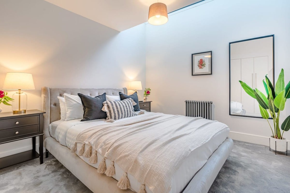 Boutique Bloomsbury Duplex with Modern Finishes gallery image 4