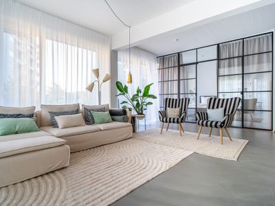 Scandinavian Premium Atelier – Spacious Comfort