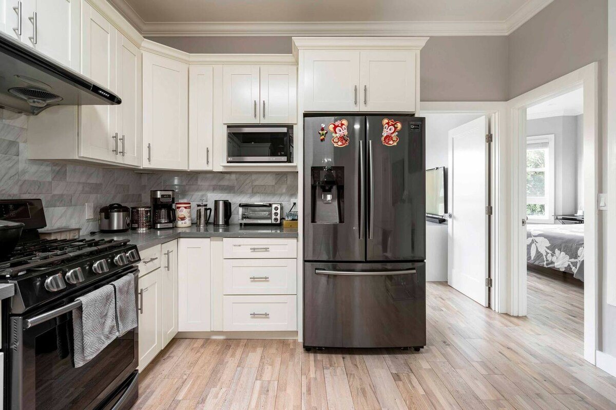 Cheerful 3 Bedroom Condo *mostly private in DT SF gallery image 4