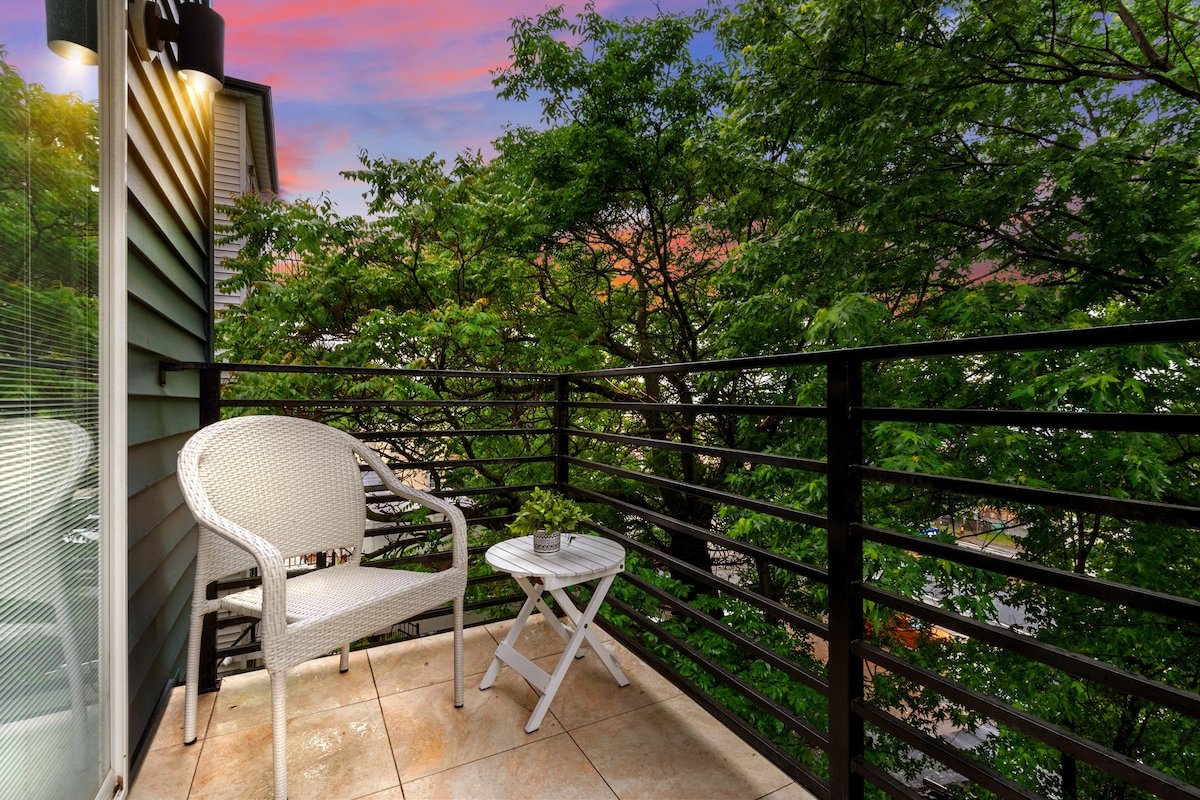 Charming new 4BR 3BA+game room+free parking gallery image 3