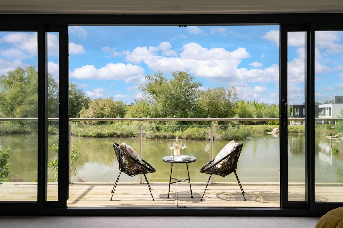 Mirrors Edge – Hot Tub, Spa & Dog-Friendly Stay gallery image 4