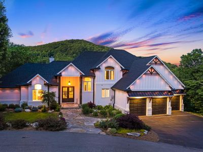 Luxury Retreat w/ Hot Tub,Game Room +Biltmore Pass
