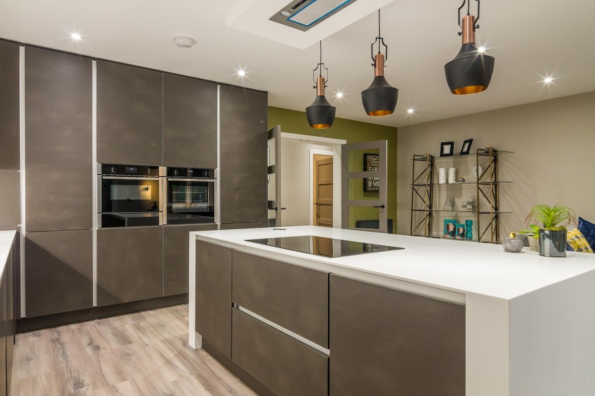 Luxury City Villa w/ Garden & Hot Tub, sleeps 6 -7 gallery image 2