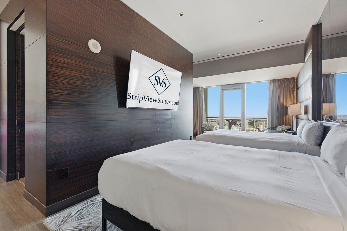 PH58 Designer Penthouse | Private Balcony Jacuzzi gallery image 3