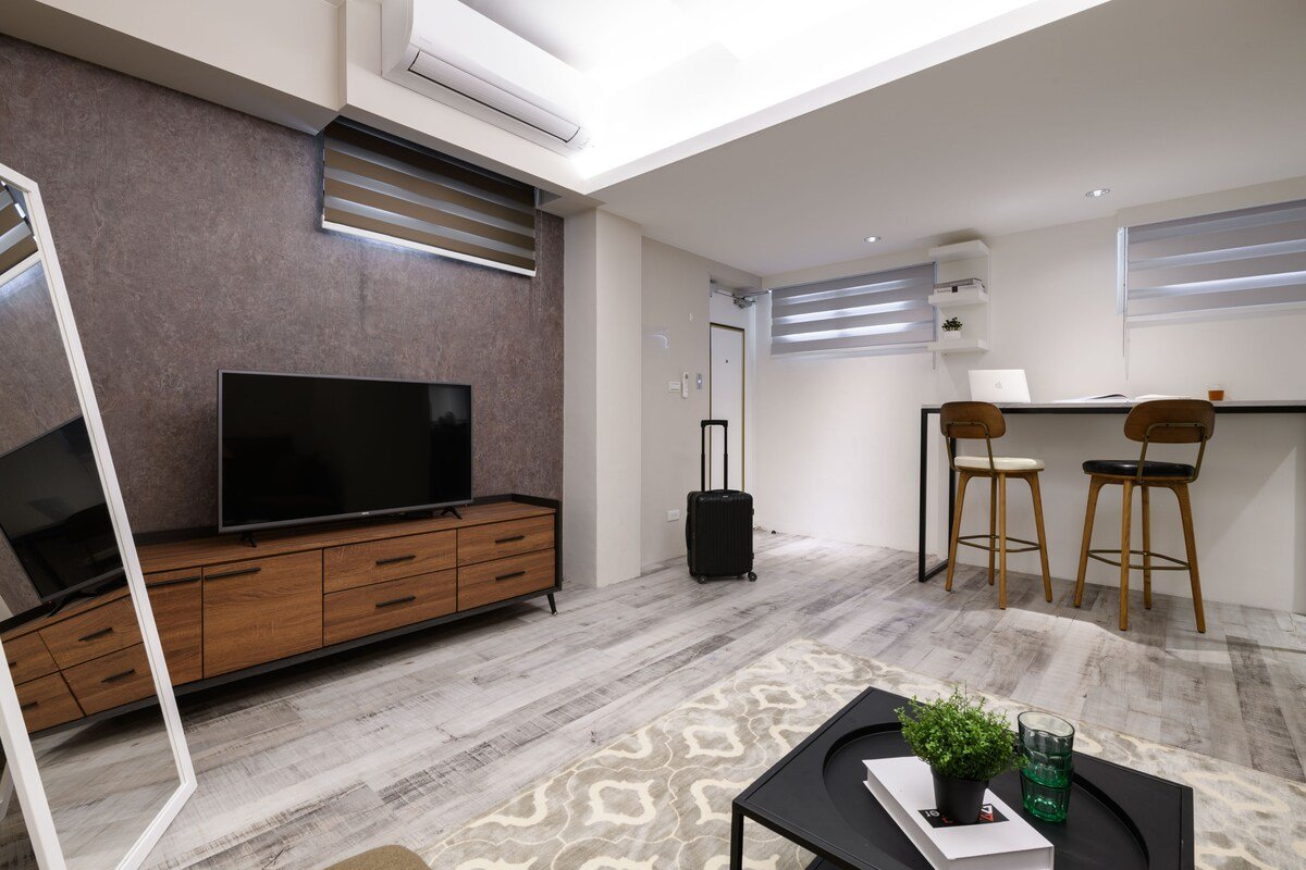 AA/12人房 /兩間獨立房型/ MRT忠孝復興3min /東區市中心/ SoGo微風百貨/雙線捷運 gallery image 4