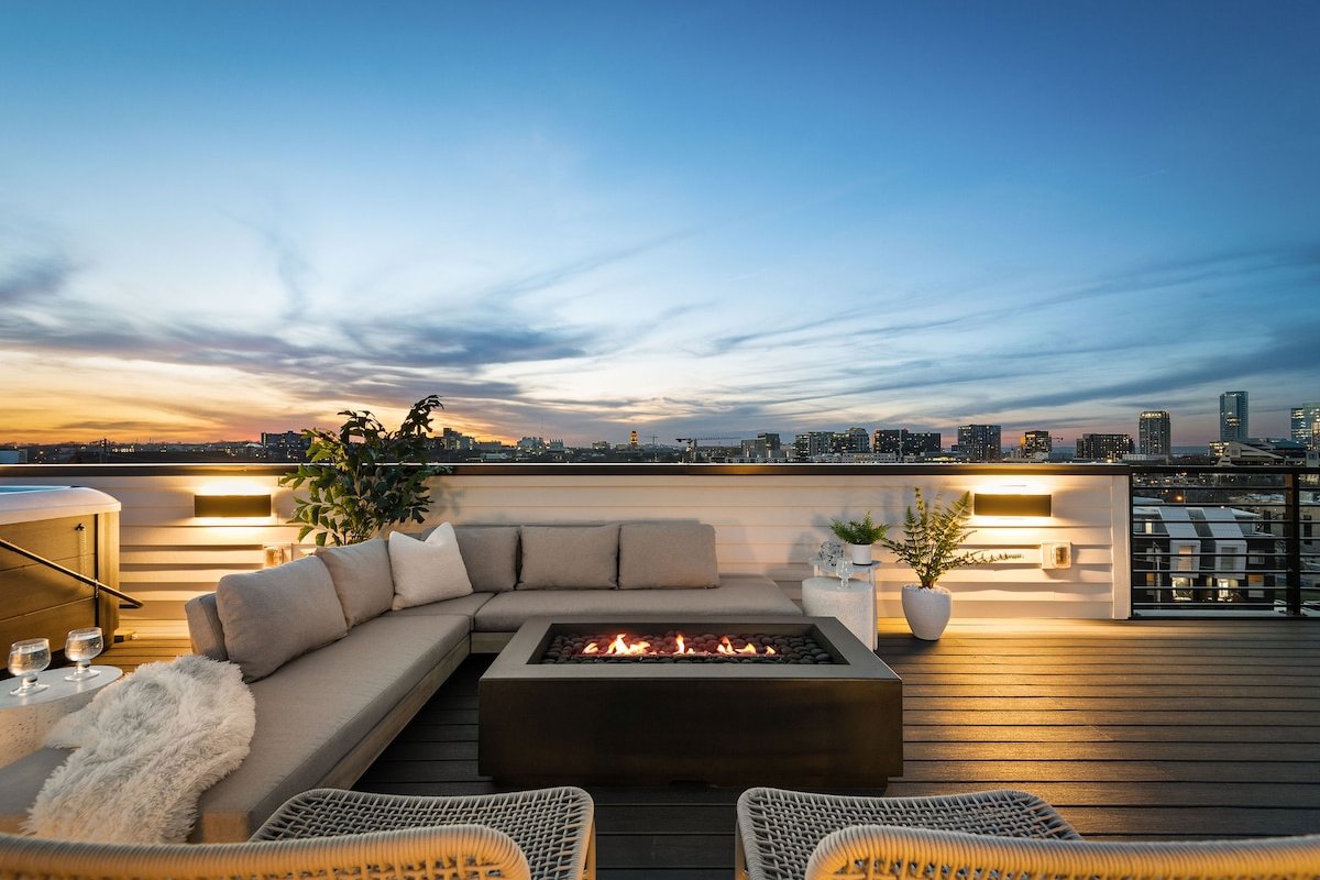 Archer House | Hot Tub Rooftop | Downtown Luxury! gallery image 2