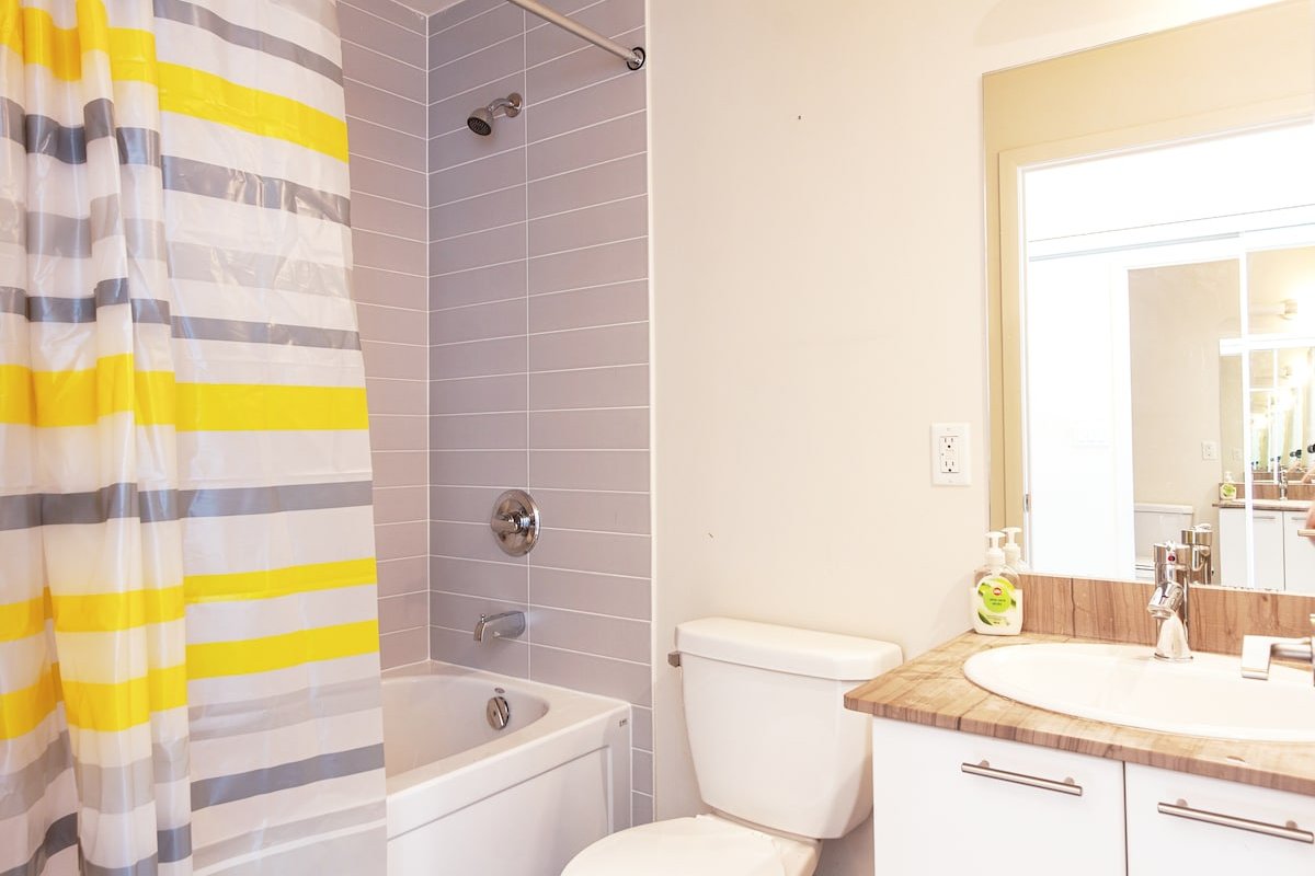 Elegant 2 BD Waterfront Condo Downtown Toronto gallery image 5